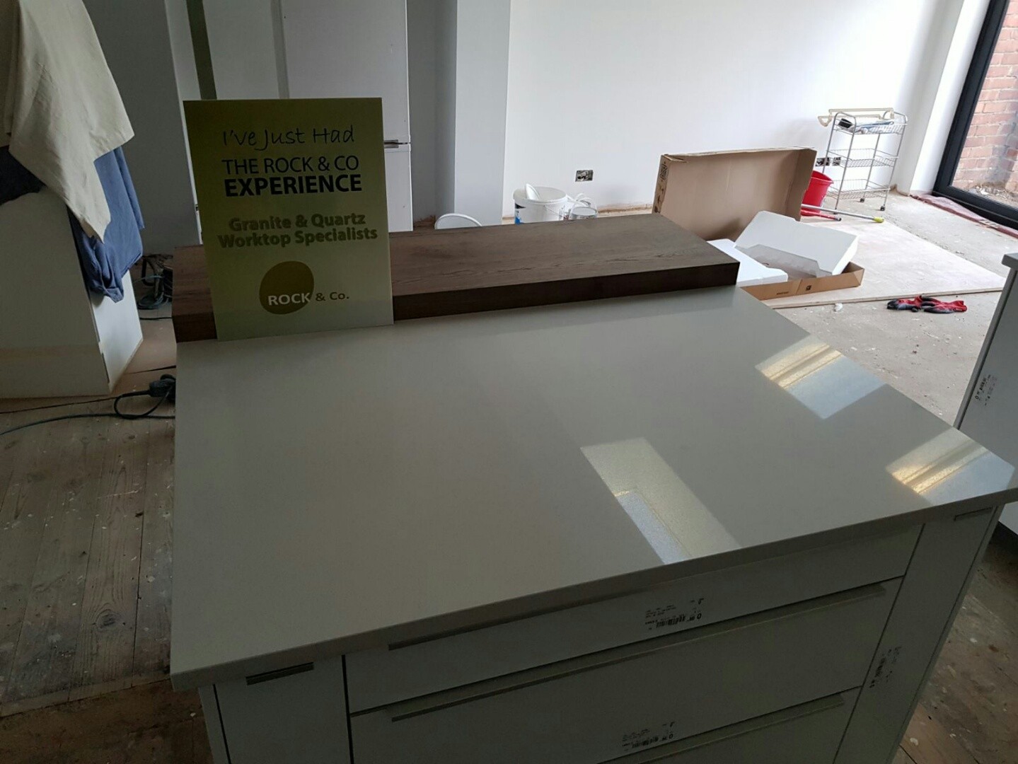 bianco de lusso quartz worktops with wooden breakfast bar